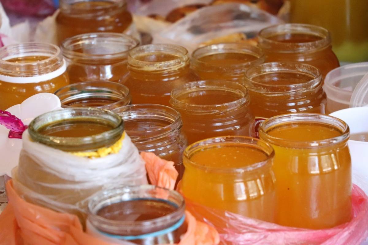 Сова пвл мед. Рынок меда в России. В Уфе на рынке меда. Роскачество мед. Мёд пестициды.