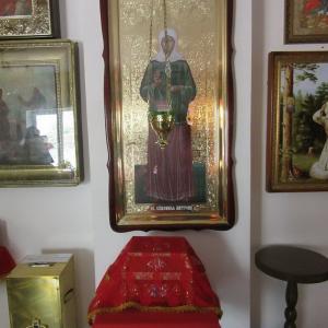 Блаженная старица Матрона Московская. Под ней ковчег с частицей ее святых мощей.